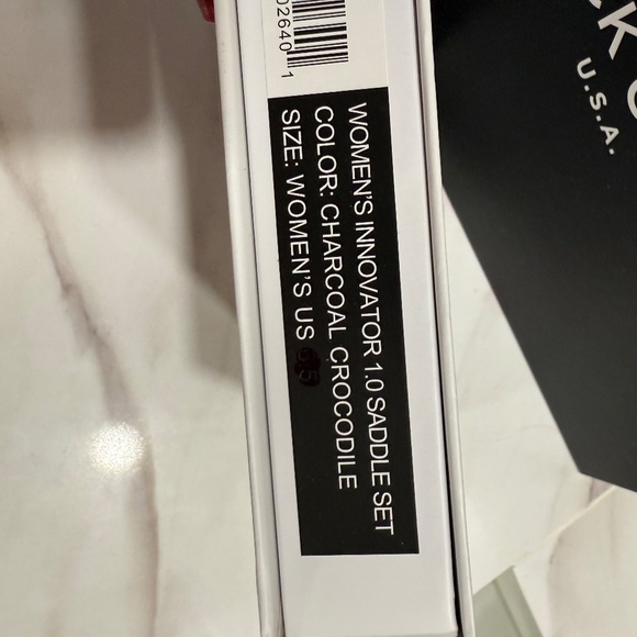 NWT Jack Grace Women's Golf Shoes and extra saddle cover, never worn, Size 7.5 - Picture 7 of 11